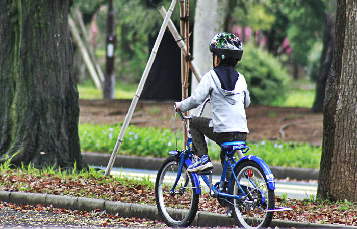 自転車に乗る子ども