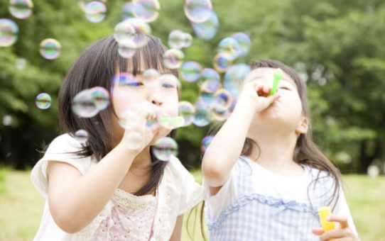 シャボン玉で遊ぶ子供たち