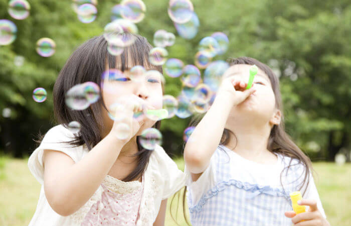 シャボン玉で遊ぶ子供たち